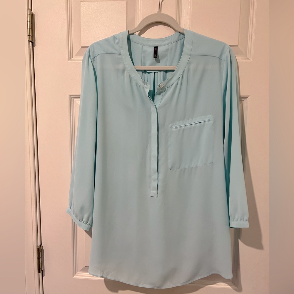 Women’s teal blouse size XL.